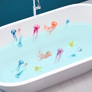 Détail des stickers méduses colorés en PVC imperméable appliqués sur une baignoire blanche
