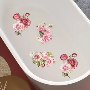 Detalle de pegatinas de bañera con flores de rosa de acuarela en una bañera blanca moderna