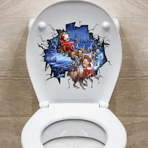 Detailopname van een 3D kerstmansticker op een witte toiletdeksel voor badkamerdecoratie