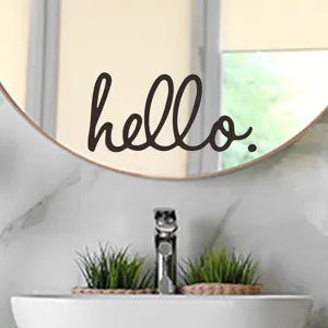 Dettaglio dell'adesivo murale in vinile Hello applicato su uno specchio del bagno