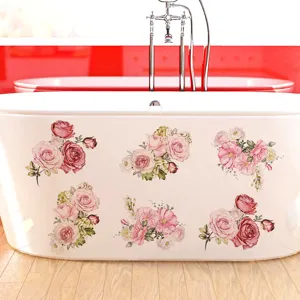 Primer plano de pegatinas florales de rosas en acuarela sobre una bañera blanca