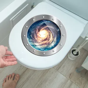 Vue détaillée d'un autocollant 3D galaxie style hublot sur un couvercle de toilette blanc.