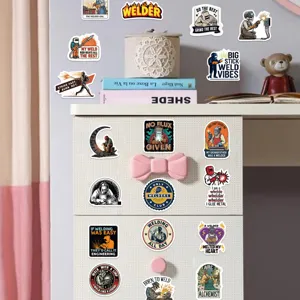 Colección de pegatinas de soldador en un cajón blanco para decoración personalizada DIY.