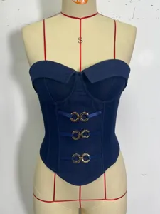 Top bustier sin tirantes de mezclilla azul oscuro con correas de anillos de metal para mujer.