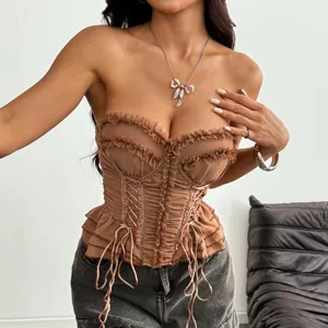 Top corsetto marrone senza spalline con volant e allacciatura. Stile streetwear chic e sexy.