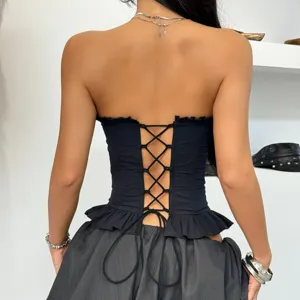 Schwarzes Gothic Korsett Top mit Schnürung hinten und Rüschensaum, stylisches Modeutensil.