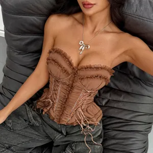 Top corset marrone senza spalline con volant, dettagli di allacciatura e vestibilità corta.