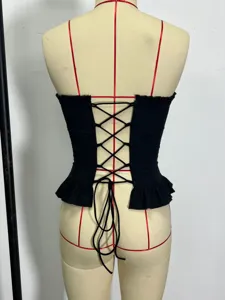 Gotisches schwarzes Korsett Top mit Schnürung hinten und Rüschensaum Detail am Puppen Display.