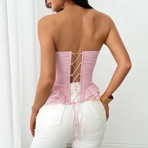 Top corsetto arricciato senza spalline rosa con lacci sul retro e orlo con volant.