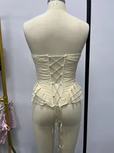 Elegante top corsetto senza spalline schiena scoperta con allacciatura e volant raffinati.
