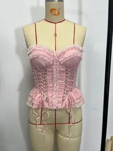 Top corset rosa senza spalline con volant dettaglio, corsetto sexy con lacci primo piano.