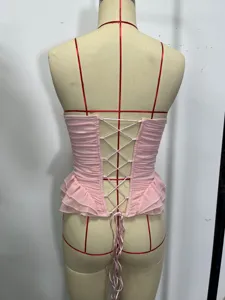 Vista posteriore dettagliata del top corsetto rosa arricciato con lacci e orlo volant.