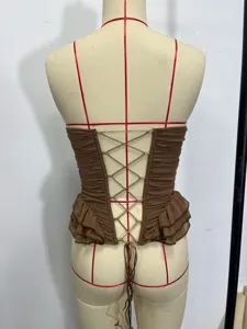 Top corsetto marrone arricciato con allacciatura sul retro e dettagli con volant.