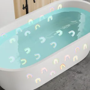 Detailansicht bunter pastellfarbener Regenbogenaufkleber auf einer Badewanne, wasserfest