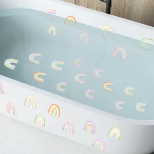 Detailansicht wasserfester Regenbogen-Sticker in Pastellfarben für die Badewanne.