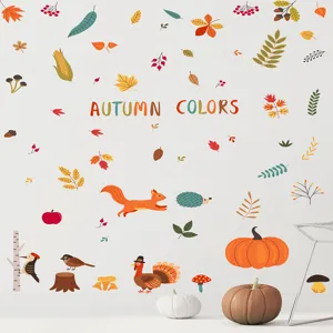 Vista dettagliata di adesivi murali a tema autunnale con foglie e animali.