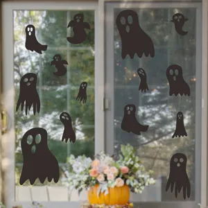 Vista dettagliata di adesivi murali a forma di fantasma nero su una porta scorrevole