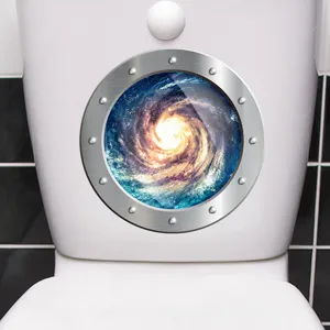 Détail de l'autocollant 3D galaxie hublot sur réservoir de toilettes blanc chic
