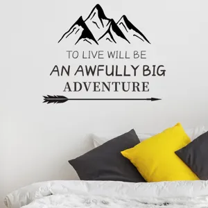 Μαύρο αυτοκόλλητο τοίχου βουνό με φράση Adventure πάνω από λευκό κρεβάτι διακόσμηση