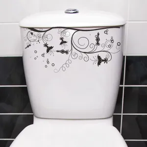 Vue rapprochée d'un autocollant floral noir appliqué sur un réservoir de toilettes.