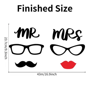 Afgewerkte afmetingen van de creatieve Mr en Mrs badkamer muurstickerset met snor en lippen