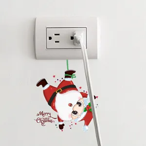 Dettaglio dell'adesivo murale di Babbo Natale applicato sotto una presa elettrica