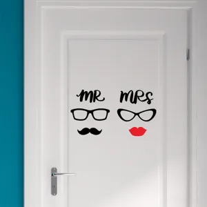 Creatieve wandsticker Mr en Mrs met snor en lippen voor badkamerdeur decoratie.