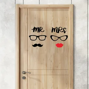 Creatieve MR en MRS vinyl muurstickers aangebracht op een moderne houten deur als decor