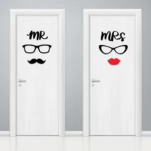 Gedetailleerde weergave van creatieve MR en MRS badkamerdeurstickers met bril- en snordesign.