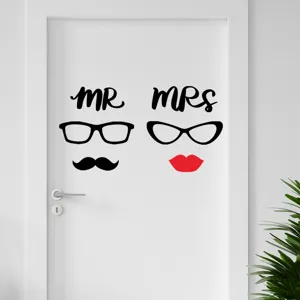 Gedetailleerd zicht op creatieve Mr en Mrs muurstickers met snor en lippen op een witte deur
