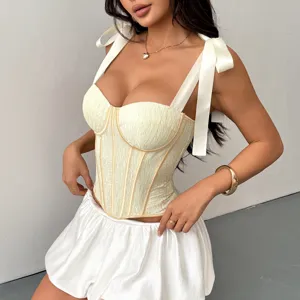 Vue détaillée du haut corset beige élégant doté de bretelles nœud et de baleines structurées.