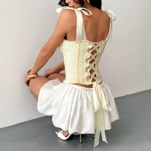 Haut de corset à lacets dos nu pour femmes et mini-jupe blanche pour fête et quotidien.