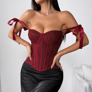 Vue détaillée d'un élégant haut corset bordeaux froncé avec armatures et bretelles ruban.