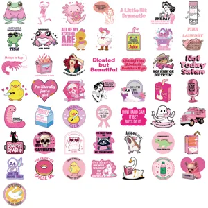 Gedetailleerd overzicht van 50 roze sarcastische cartoonstickers met diverse karakters en teksten