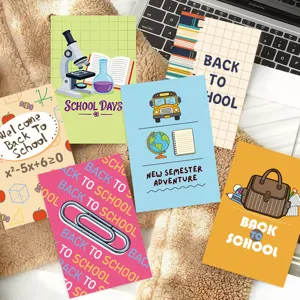 Varietà di cartoline e biglietti di auguri a tema ritorno a scuola su un laptop
