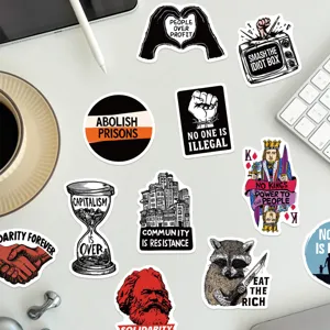 Collage di vari adesivi per l'attivismo radicale e la giustizia sociale sulla scrivania