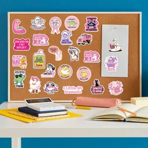 Gevarieerde set roze sarcastische cartoonstickers op een kurkbord in een kantooromgeving