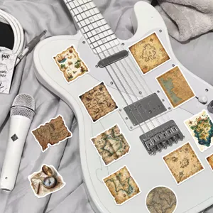 Primo piano di adesivi vintage per mappe di viaggio su una chitarra elettrica