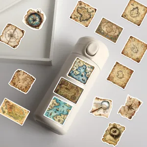 Vista dettagliata di adesivi mappe da viaggio vintage su un thermos con disegni retrò