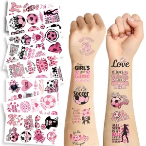 Detailansicht von rosa Fußball-Cartoon-Tattoos, die auf Kinderhaut aufgeklebt sind
