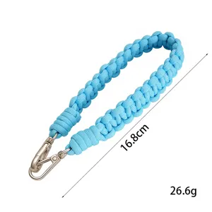 Detailansicht der 16,8 cm langen blauen handgewebten Nylon-Handschlaufe mit Metallverschlüssen