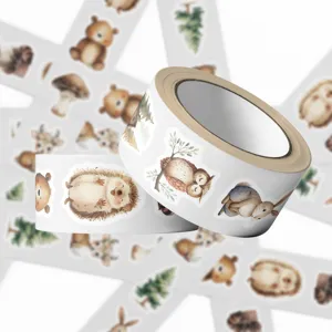 Primo piano di rotoli di nastro adesivo decorativo con simpatici animali della foresta
