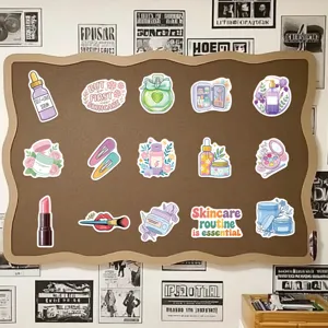 15 süße Cartoon-Schönheits- und Hautpflege-Aufkleber auf einer Korktafel