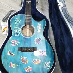 Wasserfeste Schönheits- und Hautpflege-Aufkleber auf einer blauen Akustikgitarre