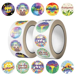 Detail van 500 beloningsstickers per rol met kleurrijke motiverende slogans in cartoon