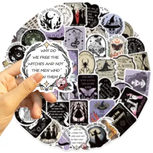 Detailopname van een hand met een feministische hekssticker met decoratieve bloemen.