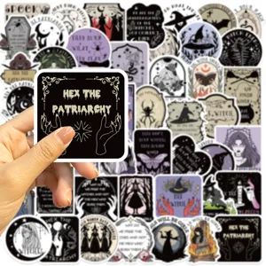 Detailopname van een waterbestendige feministische Witchy-sticker voor laptop en meer