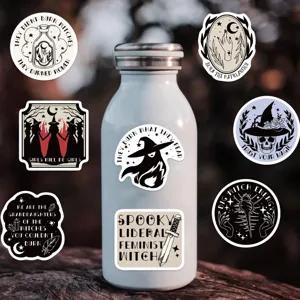 Gedetailleerd overzicht van Witchy Feminist stickers op een witte fles buiten.