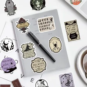Witchy feministische stickers op een grijs notitiedoosje met pen