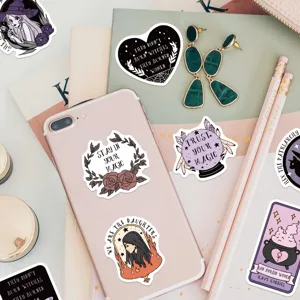 Lifestyle-weergave van witchy feministische stickers op roze smartphone en schrift